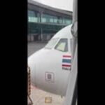 வானத்திலிருந்து நூலிழையில் உயிர் தப்பிய பயணிகள்!